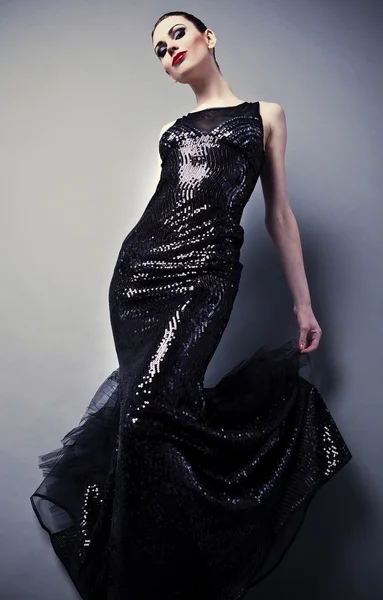 美しいです女性オン黒古典的なドレスポーズでスタジオ. — ストック写真