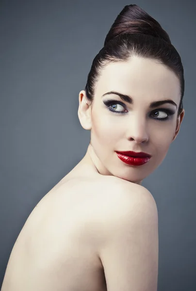Mujer joven perfecta con labios rojos . — Foto de Stock