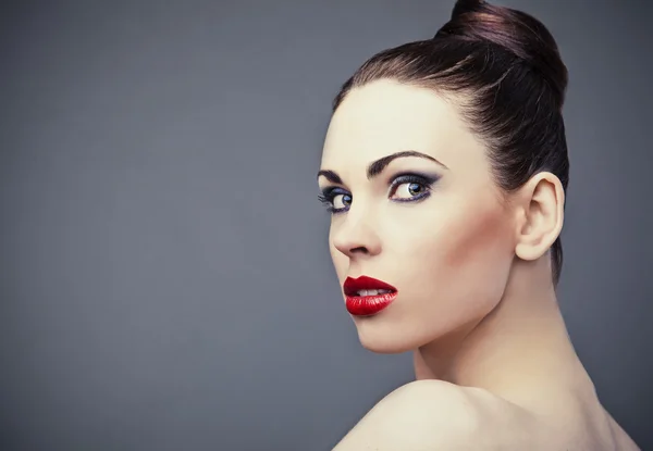Perfecte jonge vrouw met rode lippen. — Stockfoto