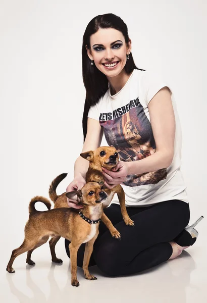 Χαρούμενος νεαρός ελκυστική γυναίκα με δύο σκυλί. — Φωτογραφία Αρχείου