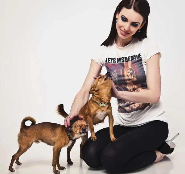 Felice giovane donna attraente con due cani . — Foto Stock