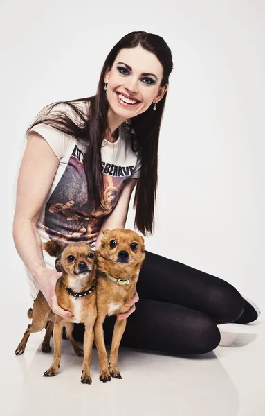 두 강아지와 함께 행복 한 젊은 매력적인 여자. — 스톡 사진