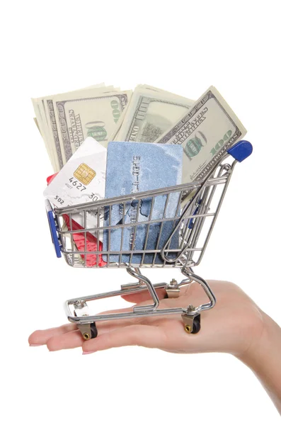 Dollar och bank kort i shopping vagn — Stockfoto