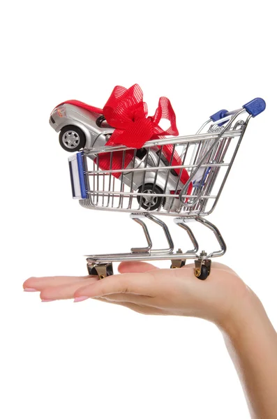 Auta a dárkový hadr v nákupním vozíku na dlani — Stock fotografie
