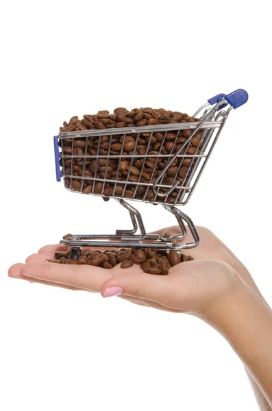 Kávová zrna v nákupním vozíku na dlani — Stock fotografie