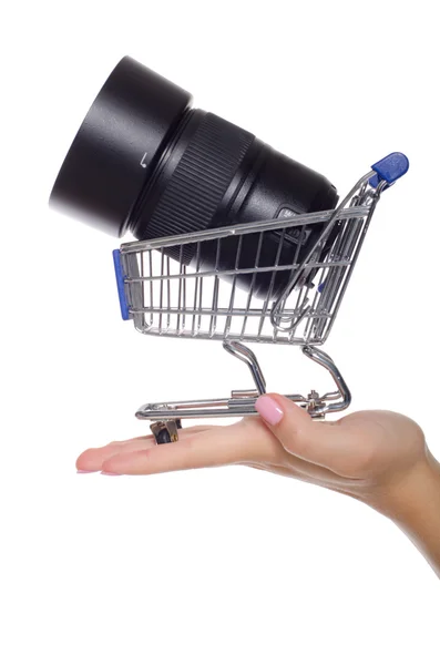 Objektiv fotoaparátu v nákupním vozíku na dlani — Stock fotografie