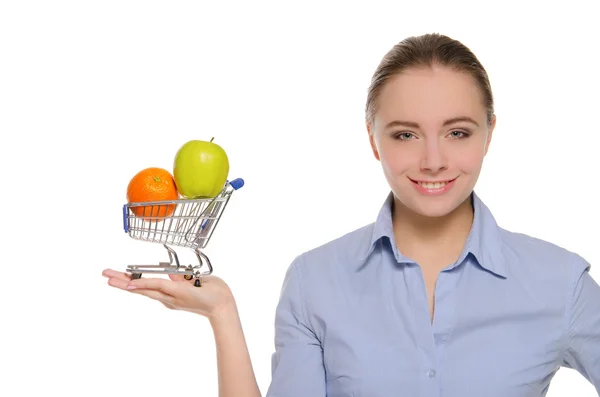 Pomeranč a jablko v nákupním vozíku na dlani — Stock fotografie