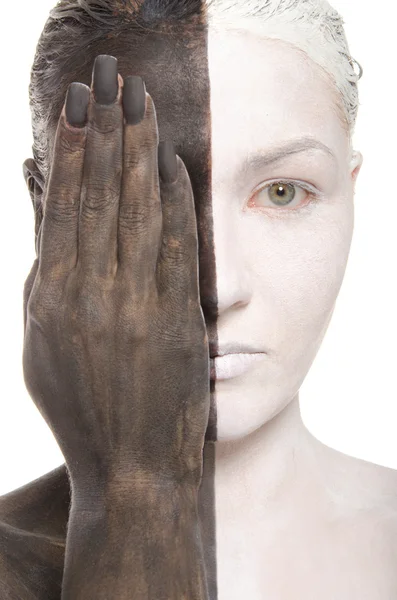 Mujer en maquillaje bicolor cubre el ojo con la mano —  Fotos de Stock