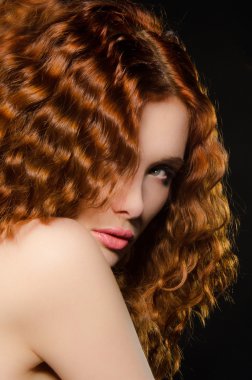 Dikey kırmızı saçlı kadın portresi
