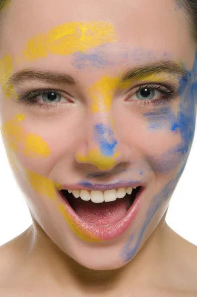 Lächelnde Frau mit Farbe im Gesicht — Stockfoto