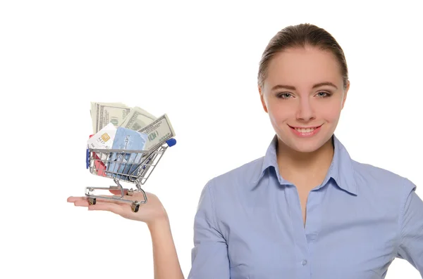 Mujer con dinero y tarjetas en el carrito de compras —  Fotos de Stock