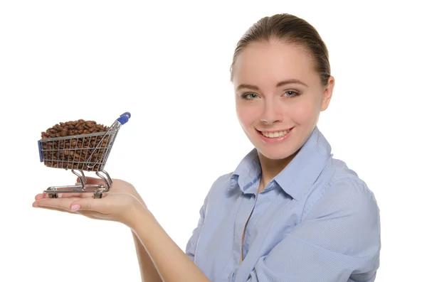 Kvinna med kaffebönor i shopping vagn — Stockfoto