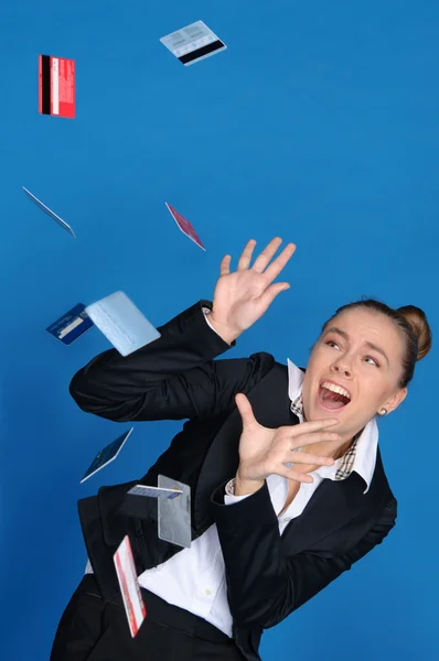 Mujer de negocios asustada con la caída de la tarjeta bancaria — Foto de Stock