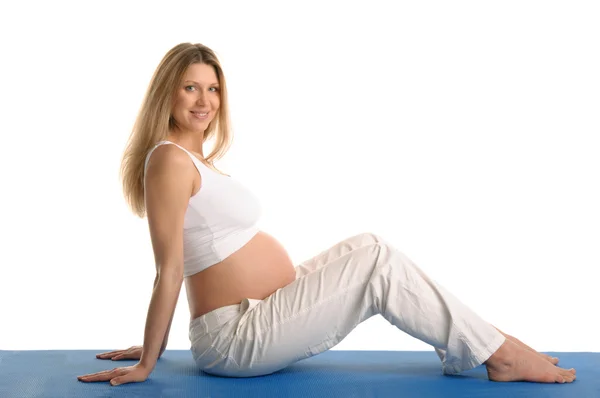 Беременная женщина сидит — стоковое фото