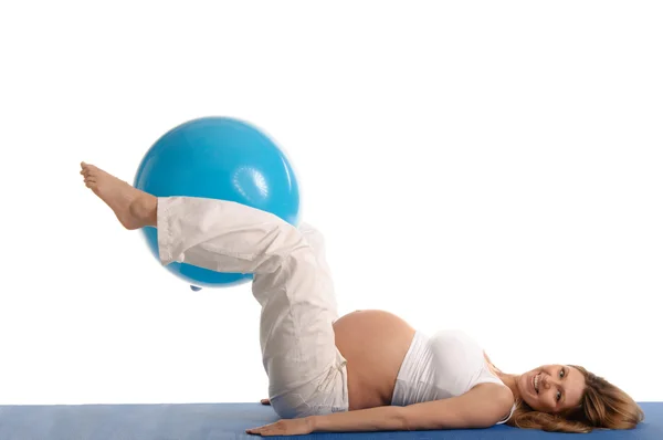 Mujer embarazada practicando yoga con bola azul — Foto de Stock