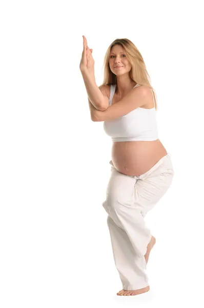 Kobieta w ciąży stałego i praktykowania jogi — Zdjęcie stockowe
