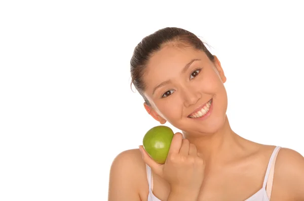 Улыбающаяся азиатка с зеленым яблоком — стоковое фото