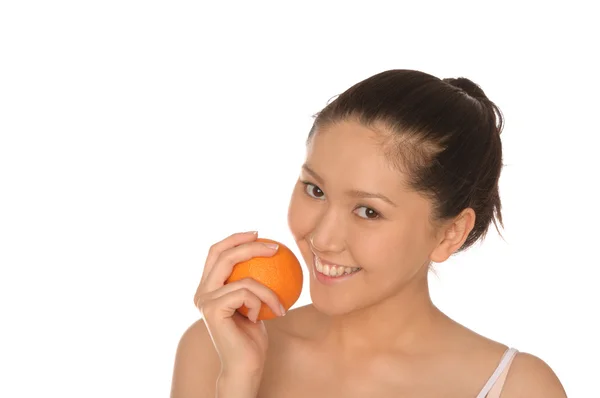 Sorrindo mulher asiática com laranja — Fotografia de Stock