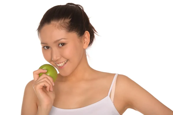 Счастливая азиатка с зеленым яблоком — стоковое фото