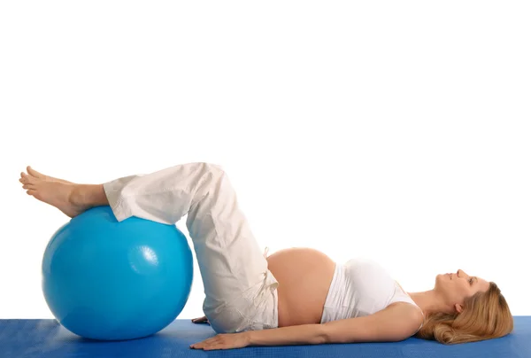 Femme enceinte pratiquant le yoga avec boule bleue — Photo