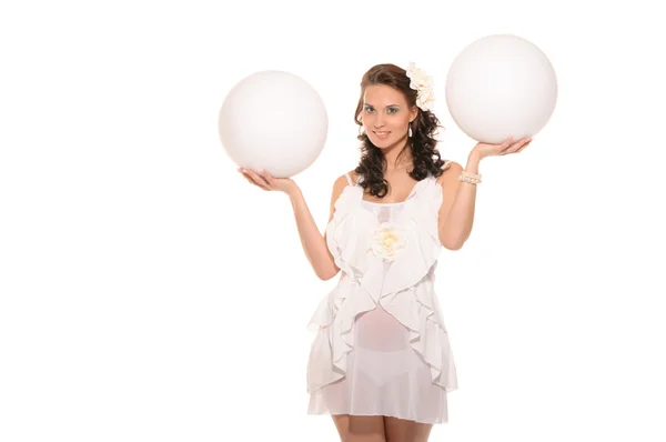 Mulher grávida segurando duas bolas brancas — Fotografia de Stock