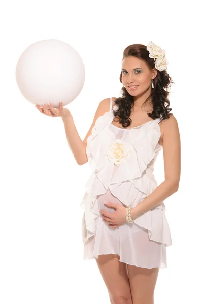 Femme enceinte tenant une balle blanche — Photo