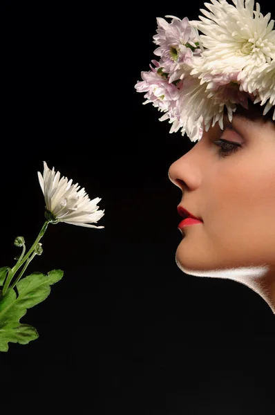 Mulher bonita com flores no cabelo — Fotografia de Stock