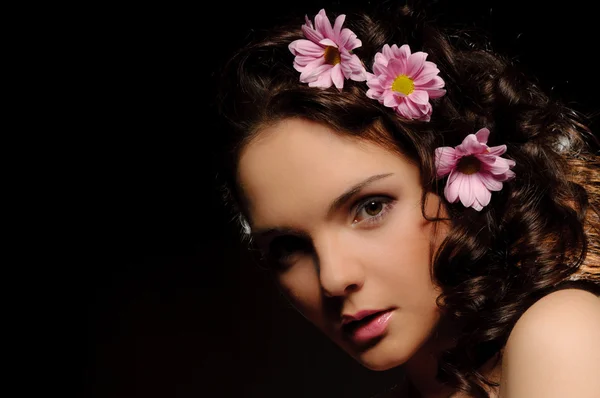 Szép nő, virágokkal a haját — Stock Fotó