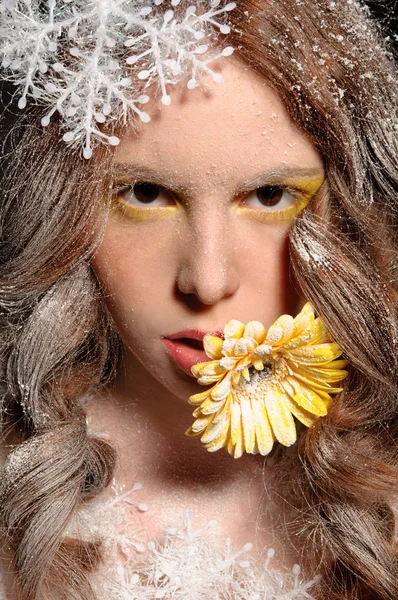 Dişlerinde kar çiçeği ile kız — Stok fotoğraf