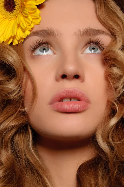 Piękna kobieta z żółty kwiat we włosach — Zdjęcie stockowe