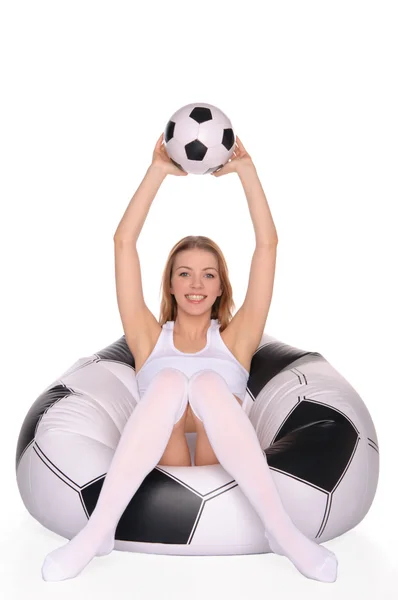 Mujer con pelota de fútbol en una silla inflable — Foto de Stock