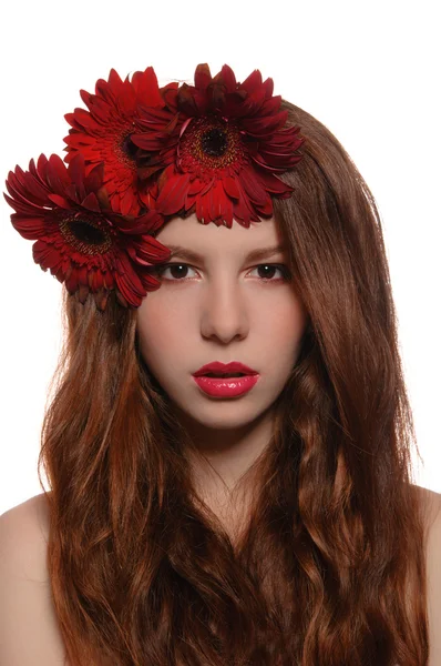 Rousse fille avec des fleurs dans leurs cheveux — Photo