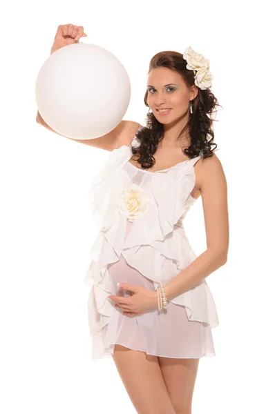 Беременная женщина с белым мячом — стоковое фото