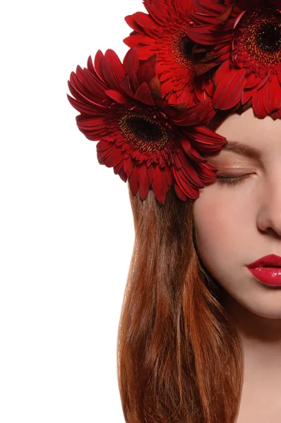 Mitad de chica de la cara con flores en el pelo — Foto de Stock