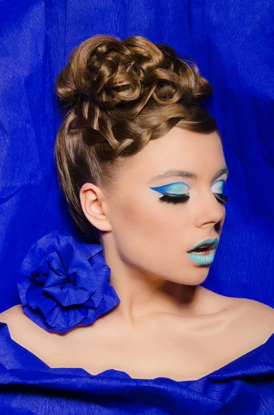 Retrato vertical de mujer en azul — Foto de Stock