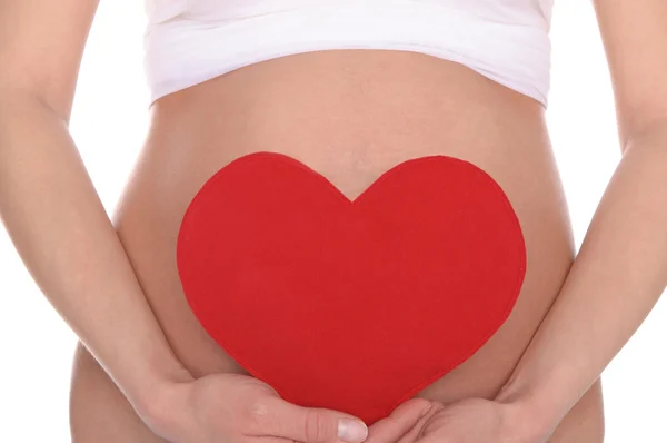 Těhotná žena hospodářství červené srdce — Stock fotografie