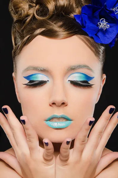 Portrait vertical de femme avec maquillage bleu — Photo