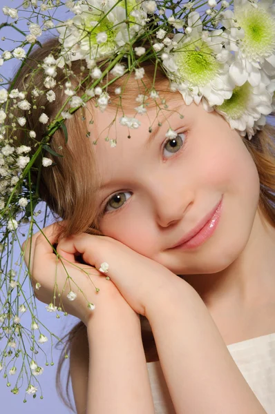 Retrato vertical chica con corona de flores — Foto de Stock