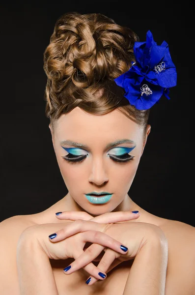 Vertikales Porträt einer Frau mit blauem Make-up — Stockfoto