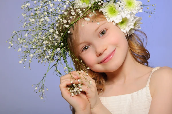 Retrato horizontal chica con corona de flores — Foto de Stock