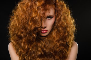 Yatay Kızıl saçlı kadın portresi