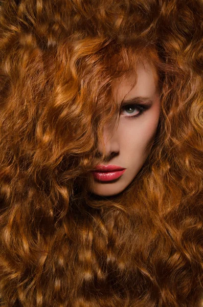 Dikey kırmızı saçlı kadın portresi — Stok fotoğraf