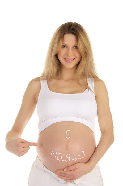 Беременная женщина с надписью на животе — стоковое фото