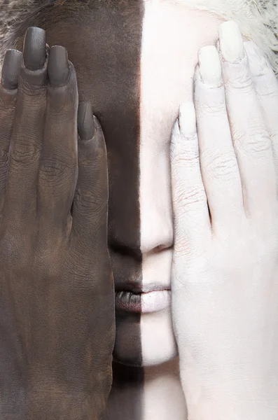 La donna nel trucco di due colori copre occhi — Foto Stock