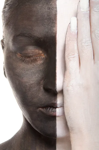 Frau in zweifarbigem Make-up bedeckt Auge mit Hand — Stockfoto