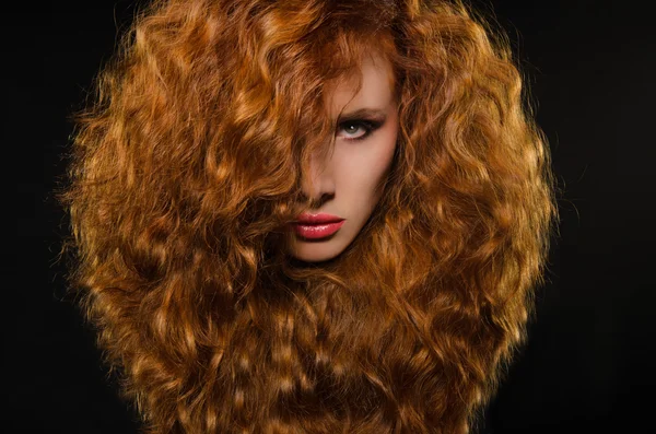 Horisontella porträtt av kvinna med rött hår — Stockfoto