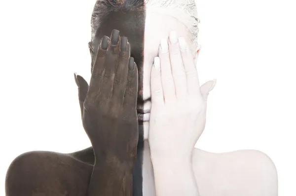 Frau im zweifarbigen Make-up bedeckt Augen — Stockfoto