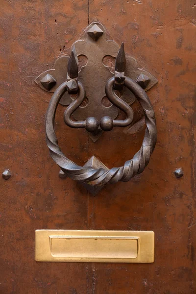 Staré dveře s kovovou rukojetí klepadlo — Stock fotografie