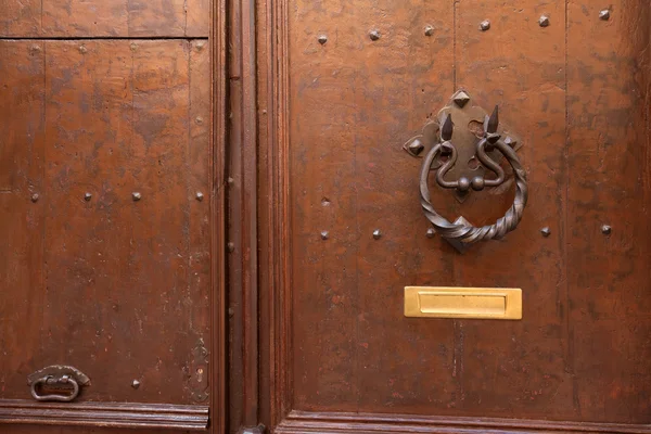 Staré dveře s kovovou rukojetí klepadlo — Stock fotografie