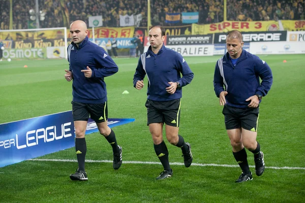 The referees at the game between Aris and Paok — Stock Photo, Image